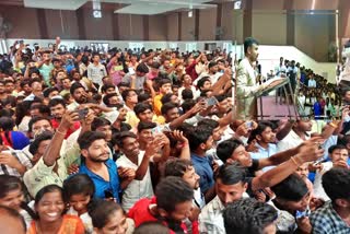students rushed to ravi-d-channannavar programme