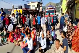 women-blocked-road-due-to-shortage-of-water-in-almora