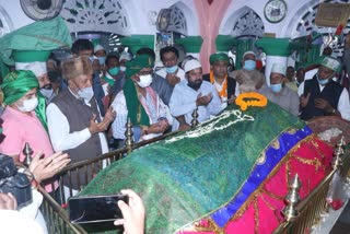 cm-hemant-soren-offered-chadar-at-dargah-of-risaldar-baba-in-ranchi