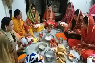 women-listen-karva-chauth-vrat-katha