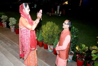 Madhya Pradesh Chief Minister  Shivraj Singh Chouhan and his wife Sadhana Singh celebrated Karva Chauth 2021