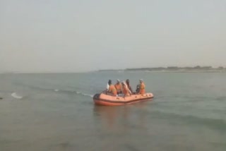 भोजपुर में गंगा में डूबी नाव
