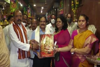 high-court-chief-justice-prashanth-kumar-mishra-couple-visited-vijayawada-kanaka-durga-temple