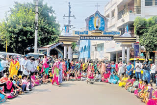 parents agitation at vishakapatnam