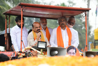 CM Bommai campaigns, CM Bommai campaigns for BJP candidate, CM Bommai campaigns for BJP candidate in Hangal, Hangal news, Hangal byelection news, ಬಿಜೆಪಿ ಅಭ್ಯರ್ಥಿ ಪರ ಬಹಿರಂಗ ಪ್ರಚಾರ, ಸಿಎಂ ಬೊಮ್ಮಾಯಿ ಬಿಜೆಪಿ ಅಭ್ಯರ್ಥಿ ಪರ ಬಹಿರಂಗ ಪ್ರಚಾರ, ಹಾನಗಲ್​ನಲ್ಲಿ ಸಿಎಂ ಬೊಮ್ಮಾಯಿ ಬಿಜೆಪಿ ಅಭ್ಯರ್ಥಿ ಪರ ಬಹಿರಂಗ ಪ್ರಚಾರ, ಹಾನಗಲ್​ ಸುದ್ದಿ, ಹಾನಗಲ್​ ಉಪಚುನಾವಣೆ ಸುದ್ದಿ,