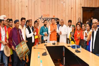 Folk artist of uttarakhand meet cm dhami