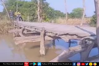 जनप्रतिनिधियों ने नहीं सुनीं फरियाद तो ग्रामीणों ने चंदा लगाकर बनवाया लकड़ी का पुल