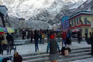 kedarnath-priest-furious-after-seeing-woman-doing-photoshoot