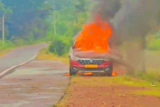 car gutted, car gutted by fire, car gutted by fire in Tumkuru, Tumkuru crime news, ಚಲಿಸುತ್ತಿದ್ದ ವಾಹನದಲ್ಲಿ ಕಾಣಿಸಿಕೊಂಡ ಬೆಂಕಿ, ತುಮಕೂರು ಚಲಿಸುತ್ತಿದ್ದ ವಾಹನದಲ್ಲಿ ಕಾಣಿಸಿಕೊಂಡ ಬೆಂಕಿ, ತುಮಕೂರು ಸುದ್ದಿ,