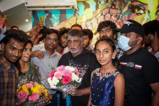 an actor Duniya Vijay  watched his salaga movie with his fans