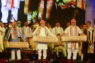 Gaur Mukut and musical instrument Mandar