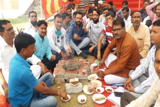 जयपुर में सरकार की सदबुद्धि के लिए पंचायत सहायकों ने किया यज्ञ