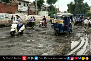 विकास की राह देख रहीं फर्रुखाबाद की सड़कें