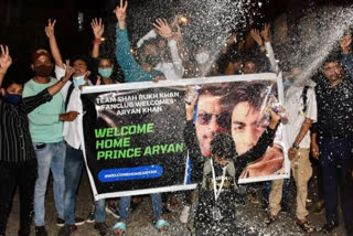 srk fans celebrate aryan bail