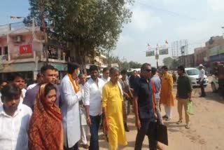 Workers welcoming Vishnudev Sai on his way to Kawardha