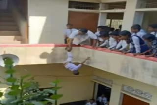 Principal hangs kid  Mirzapur kid hanged upside down  school kid hanged upside down  രണ്ടാം ക്ലാസുകാരനെ കെട്ടിടത്തിൽ നിന്ന് താഴേക്ക് തൂക്കി സ്‌കൂൾ പ്രിൻസിപ്പൽ  മിർസാപൂർ സ്‌കൂൾ വാർത്ത  രണ്ടാം ക്ലാസുകാരനെ താഴേക്ക് തൂക്കി  വികൃതി കാട്ടിയതിനെ തുടർന്ന് ക്രൂരത  സദ്ഭാവ്‌ന ശിക്ഷൺ സൻസ്ഥാൻ ജൂനിയർ ഹൈസ്‌കൂൾ  Principal hangs kid upside down news  Principal hangs kid upside down  mirzapur school news  Principal hangs kid upside down from building in UP