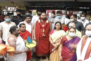 vishakha swamiji visit to kanakadurga temple