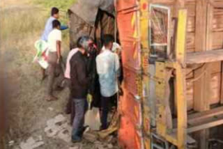 truck overturned pune boxes liquor were snatched civilians