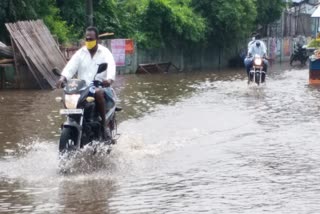 சாக்கடை நீருடன் மழை நீர் சேர்ந்து குளம் போல் காட்சியளிக்கும் அவலம்