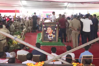 puneeth-rajkumar-fans-in-large-numbers-pay-last-respects-to-power-star-at-bengaluru-stadium