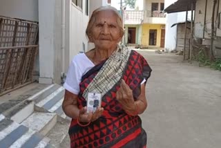 Khandwa by-election: Burhanpur hundred year old Indira Gandhi casts her vote