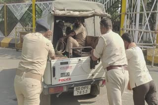 बिहार पुलिस की धक्कामार गाड़ी