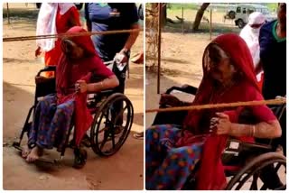 पैर में चोट होने के बाद भी मतदान के लिए पहुंची 95 साल की बुजुर्ग महिला