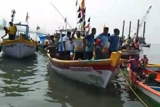 Coastal road work stopped by fishermen's association mumbai
