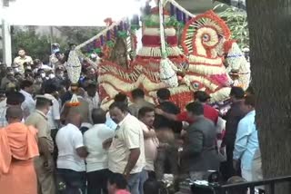 specially decorated hamsatolika pallakki carried a puneeths dead body