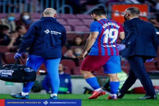 sergio aguero hospitalized for having chest pain during barcelona vs alaves match