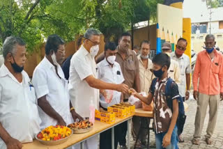 பள்ளிகள் திறப்பு  மாணவர்கள்  மாணவர்களுக்கு வரவேற்பு  கோயம்புத்தூர் மக்களவை உறுப்பினர்  பிஆர் நடராஜன்  p r natarajan welcomes students  students  students welcome to school  p r natarajan  school reopen