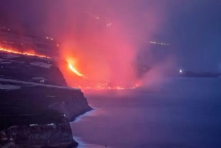 स्पेन के ला पाल्मा द्वीप पर सक्रिय ज्वालामुखी से निकला भारी मात्रा में धधकता हुआ लावा
