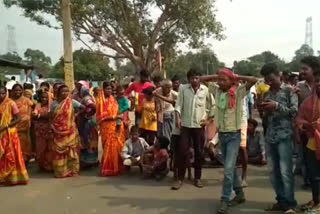 local-residents-block-road-at-manbazar