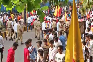 police lotti charge to control throng during kannada rajyotsava
