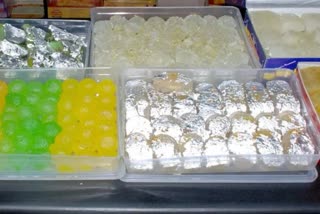 food-security-department-threw-20-kg-of-spoiled-sweets-from-a-shop-in-hamirpur