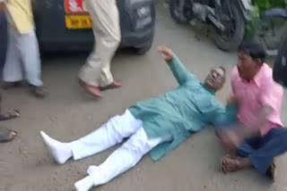 congress mla lay down on road