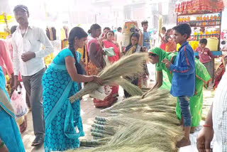 Tradition of buying broom on Dhanteras in Patna