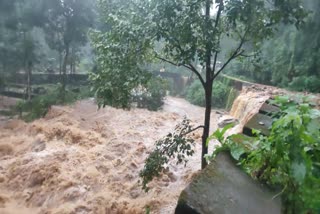 mudslide  Landslide  Heavy rains  Heavy rains in Kozhikode  കോഴിക്കോട് ജില്ലയിൽ കനത്ത മഴ  മണ്ണിടിച്ചിൽ  ഉരുൾ പൊട്ടൽ