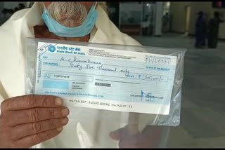 TN: 70-year-old man reaches out to destitute man who lost his savings to demonetization