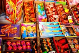 firecrackers  Delhi's Sadar Bazaar  ജില്ല ഭരണകൂടം  സദർ ബസാര്‍  central district administration  firecrackers seized  പടക്കങ്ങൾ പിടികൂടി  പടക്കം