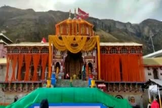 Badrinath temple decorated with 10 quintal flowers