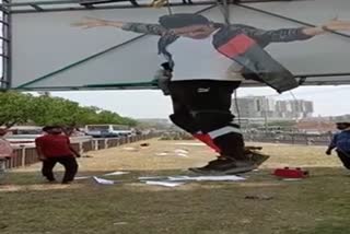 puneeth rajkumar dancing like cutout at hebbal flyover