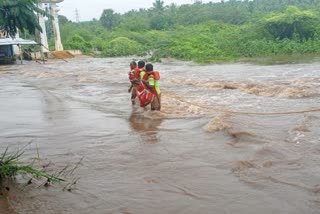 வெள்ளத்தில் சிக்கிய கோயில் பாதுகாவலர்கள் மீட்பு