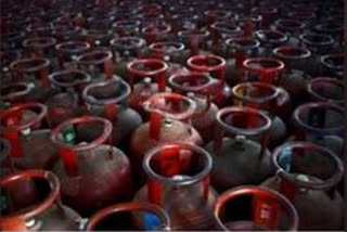 commercial LPG price, increase in commercial LPG prices, 60 percent increase in commercial LPG prices, commercial LPG price hike news, ವಾಣಿಜ್ಯ ಎಲ್​ಪಿಜಿ ಬೆಲೆ, ಶೇಕಡ 60ರಷ್ಟು ವಾಣಿಜ್ಯ ಎಲ್​ಪಿಜಿ ಬೆಲೆ ಏರಿಕೆ, ವಾಣಿಜ್ಯ ಎಲ್​ಪಿಜಿ ಬೆಲೆ ಸುದ್ದಿ,