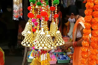 Huge crowd of customers gathered in the markets of Raipur