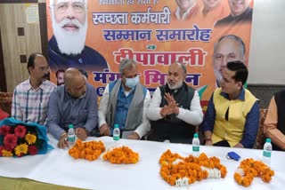 former-mayor-and-bjp-state-president-celebrated-diwali-with-cleaning-workers