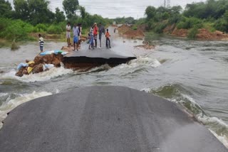 ஆற்றுப் பாலம் உடைந்து ஆர்ப்பரிக்கும் வெள்ளம்