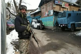 Kashmir Institute of Medical Sciences  Srinagar  security forces  Srinagar news  militants manage to flee  Sher Kashmir Institute of Medical Sciences Bemina  Sher Kashmir Institute of Medical Sciences Bemina news  സുരക്ഷ സേനക്ക് നേരെ ഭീകരാക്രമണം  തീവ്രവാദി ആക്രമണം  ബെമിന സ്‌കിംസ്  സ്‌കിംസ്‌ മെഡിക്കൽ കോളജ്‌ ആശുപത്രി  സ്‌കിംസ്‌ മെഡിക്കൽ കോളജ്‌ വാർത്ത