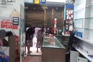 Crores stolen in mobile showroom in Surajpur town on Diwali night