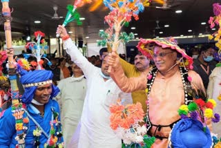 CM Bhupesh made Raut dance